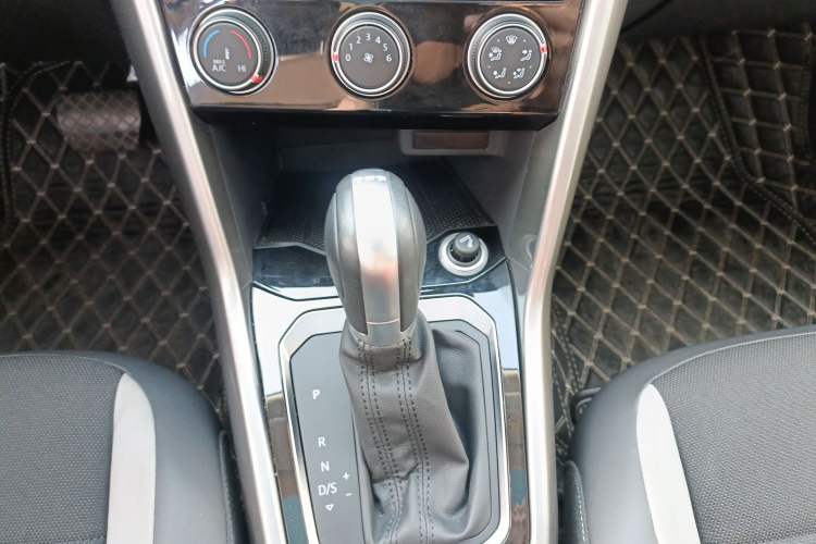 Used Volkswagen T-ROC 2018 280TSI DSG Two-Wheel Drive Advanced Version China V Emission Standard
