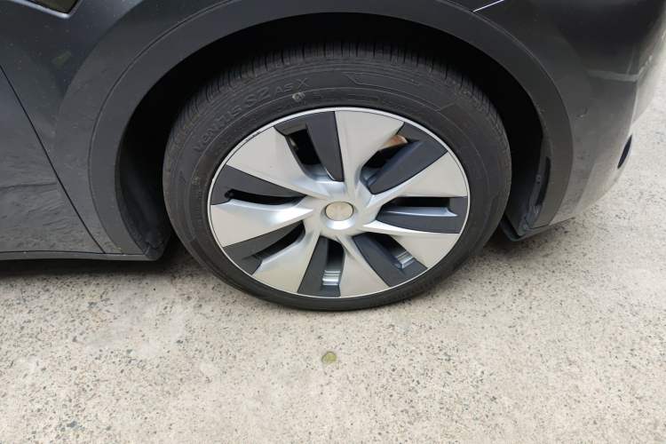 Used Tesla Model Y 2021 Long-Range All-Wheel-Drive Version Right Front Wheel Hub