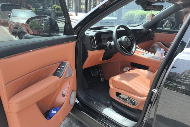 Used Hima AITO M8 2025 Model Pure Electric Max+ Six-Seat Four-Wheel-Drive Version
