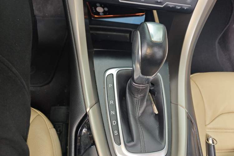 Used Ford Mondeo 2013 2.0L GTDi 200 Fashion Edition Gear Lever