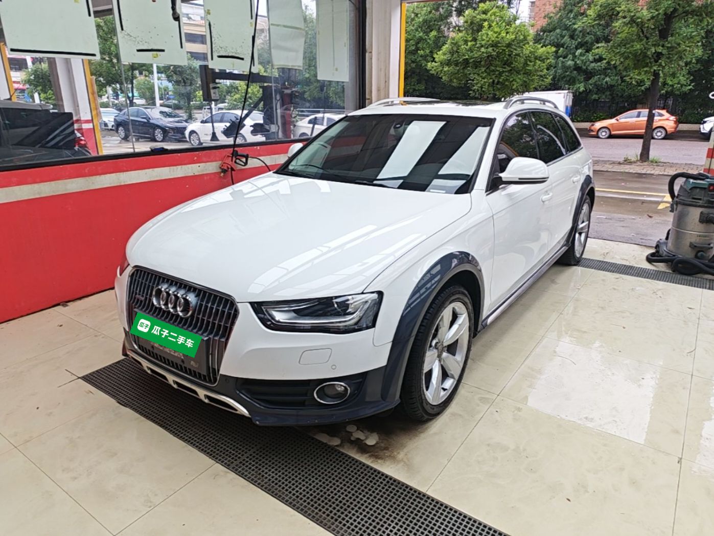 Unter der Vorderseite des Autos