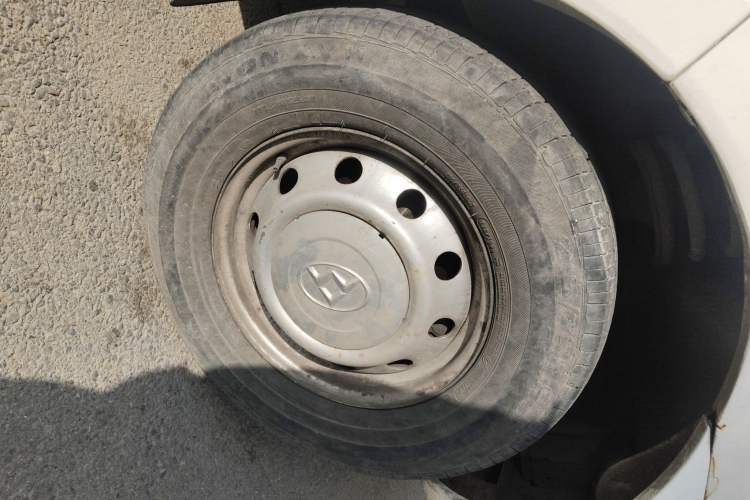 Used SAIC MAXUS Xintu V80 2018 2.5T AMT Elite Edition Short Wheelbase Mid-Roof Design 5-6 Seater Right Front Wheel Hub