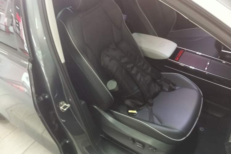 Used Volkswagen ID.6 X 2023 Pure Long-Range Version Right Front Seat