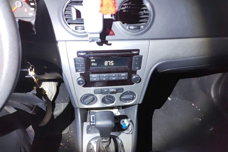 Used Volkswagen Lavida 2011 1.6L Automatic Premium Edition Audio And AC Panel