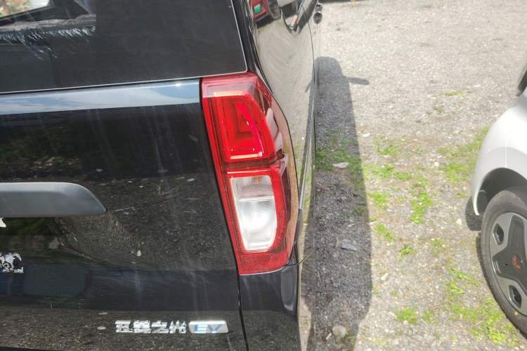 Used Wuling Zhiguang New Energy 2025 Model 305km Ambitious Edition Right Rear Taillight