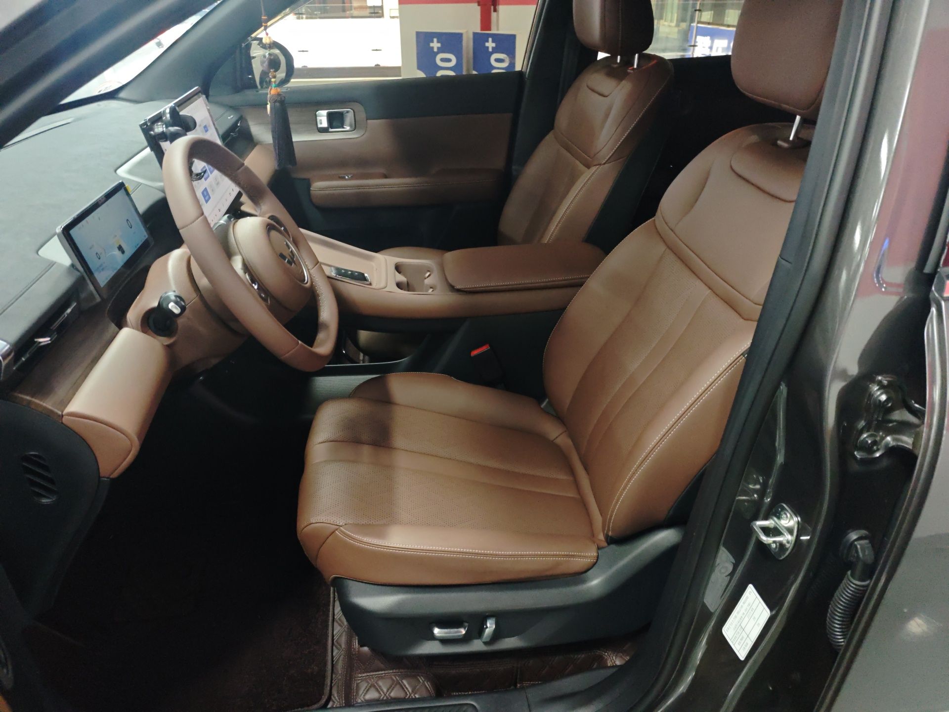 المقاعد الأمامية داخل السيارة