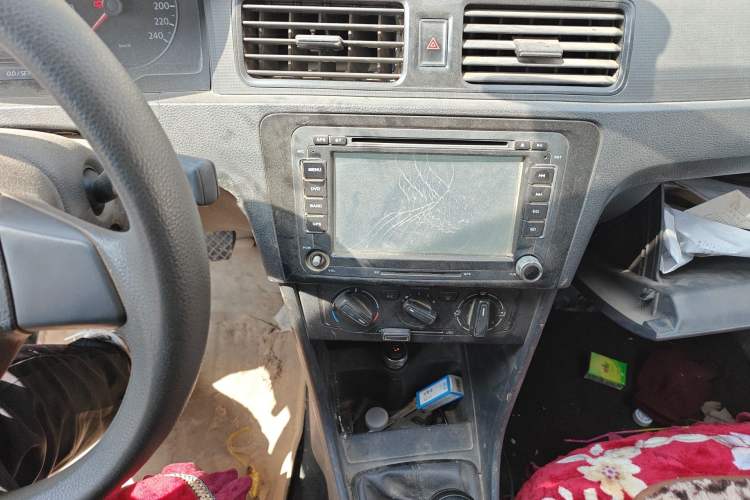 Used Volkswagen Santana 2015 1.6L Manual Fashion Edition Audio And AC Panel