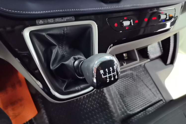 Used SAIC MAXUS Xintu V70 2023 2.0T Elite Edition Manual Transmission Short Wheelbase Low Roof 5/6 Seats (125 hp) Gear Lever