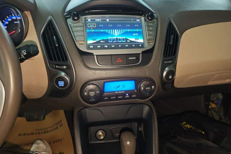 Used Hyundai ix35 2015 2.0L Automatic 2WD Smart Version China V Standard Audio And AC Panel