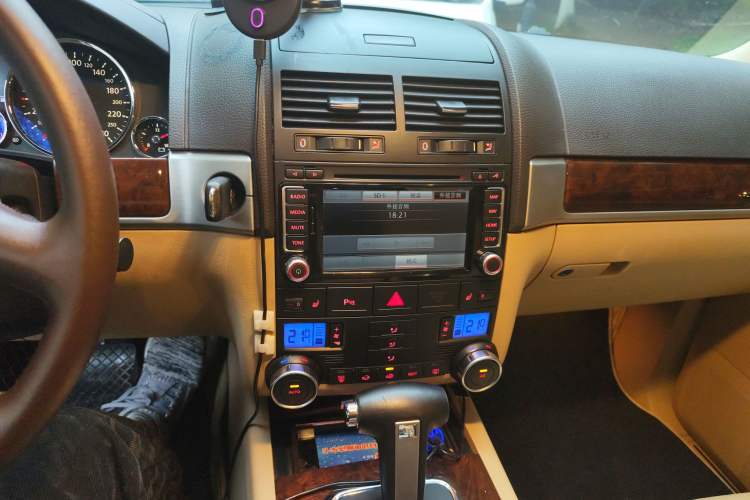 Used Volkswagen Touareg 2009 3.0T Diesel Luxury Version Audio And AC Panel