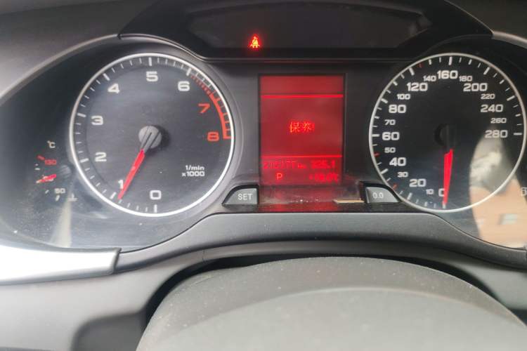 Used Audi A4L 2012 2.0 TFSI automatic Comfort trim level Odometer Close Up