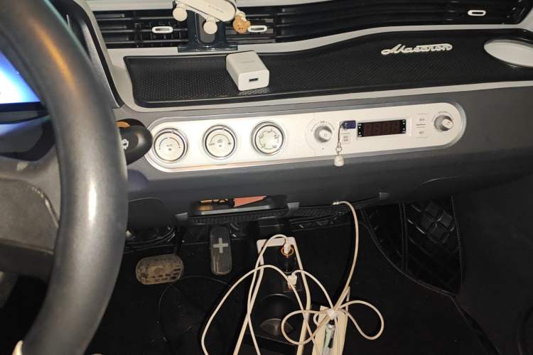 Used Wuling Hongguang MINIEV 2022 Macaron Premium Model – Lithium Iron Phosphate Audio And AC Panel