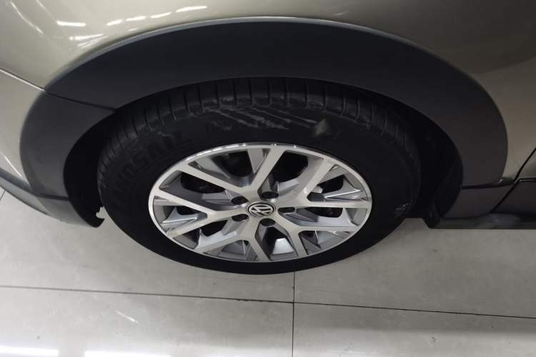 Used Volkswagen Polo 2014 1.6L Cross Polo Automatic Left Front Wheel Hub