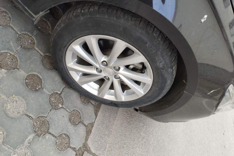 Used Buick Verano 2017 Sedan 15S Manual Leading Model Right Front Wheel Hub