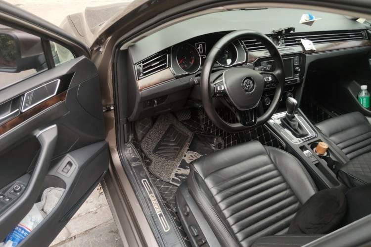 Used Volkswagen Magotan 2019 330TSI DSG Leading Model China VI Standard Driver Seat