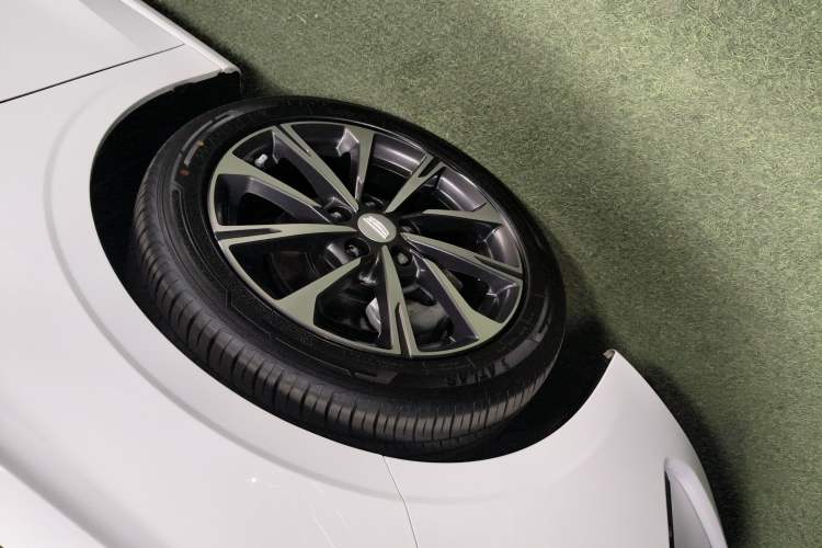 Used Geely Auto Emgrand 2025 4th Generation 1.5L CVT Flagship Version Left Front Wheel Hub