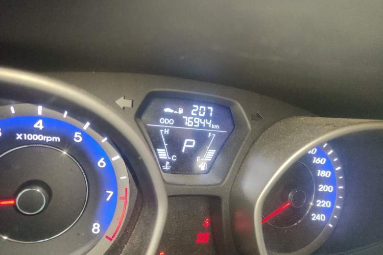 Used Hyundai Elantra (5th Generation / Langdong) 2016 1.6L Automatic Smart Version Odometer Close Up