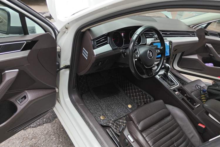 Used Volkswagen Variant 2016 380TSI Two-Wheel-Drive Style Edition Driver Seat