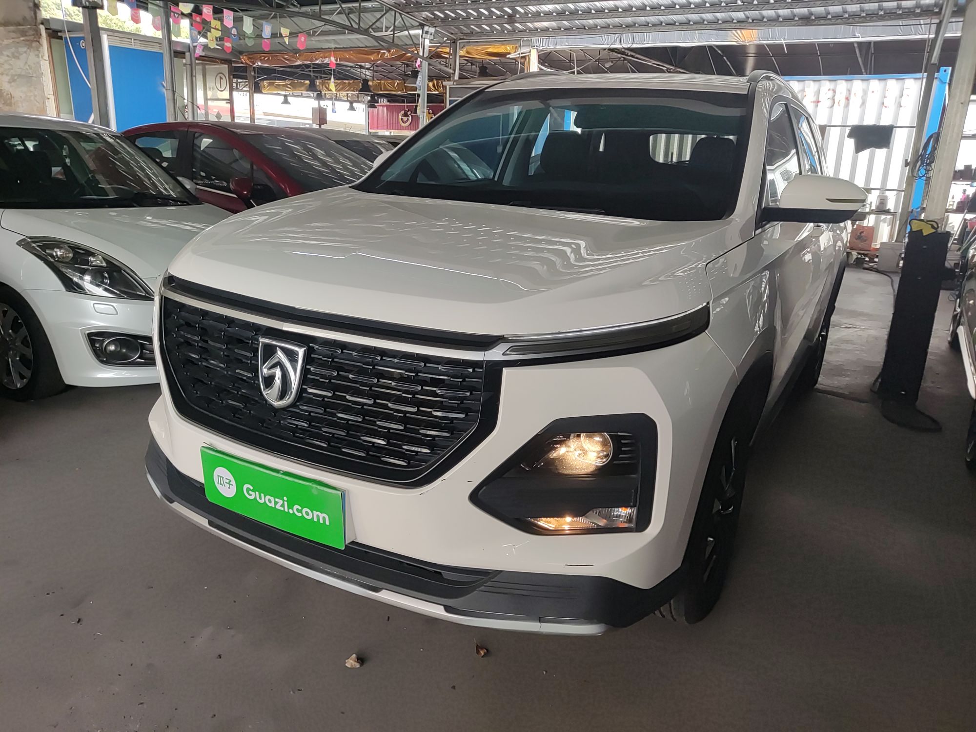 تحت مقدمة السيارة