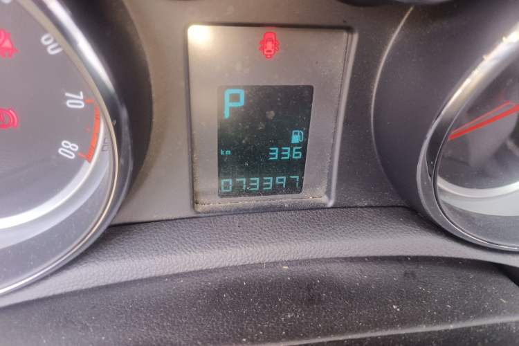 Used Buick Encore 2015 1.4T Automatic Two-Wheel Drive Urban Leading Model Odometer Close Up