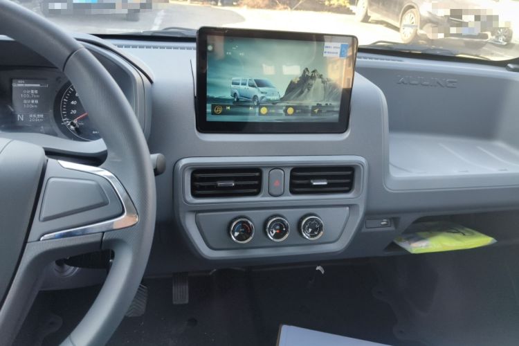 Used Wuling Yangguang 2024 300KM Comfort Version Passenger Van 75kW