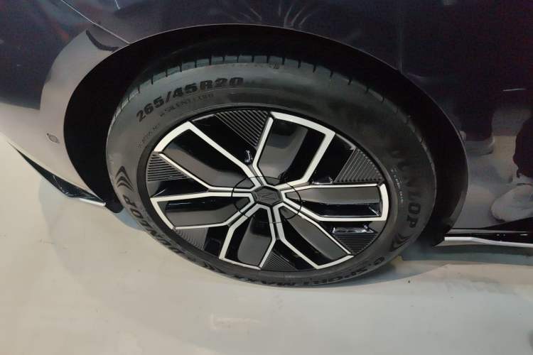 Used Avatr 12 2023 650 Three-Laser Four-Wheel Drive Performance Edition Right Rear Wheel Hub