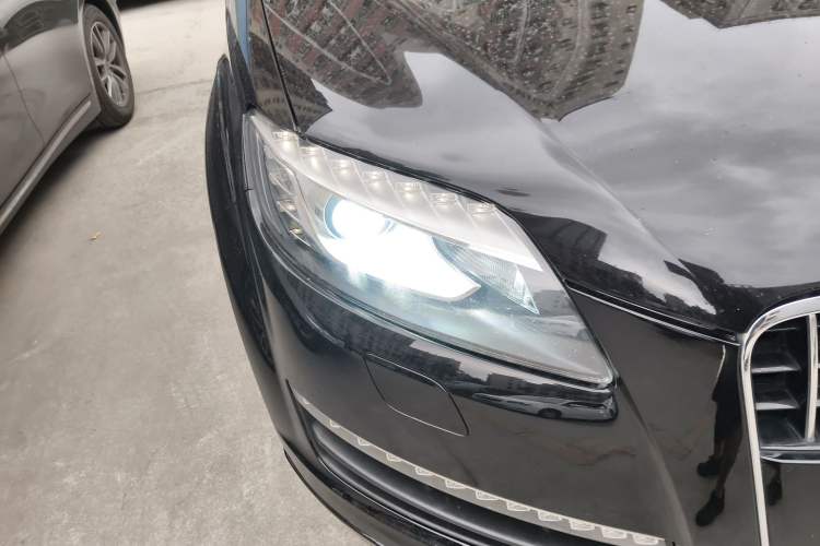 Used Audi Q7 2013 35 TFSI Comfort Model Right Front Headlight