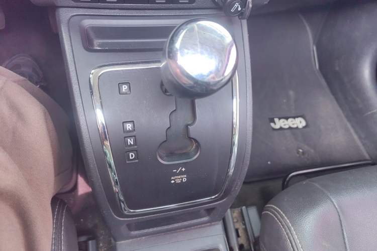Used Jeep Patriot 2015 2.4L Luxury Navigation Edition Gear Lever