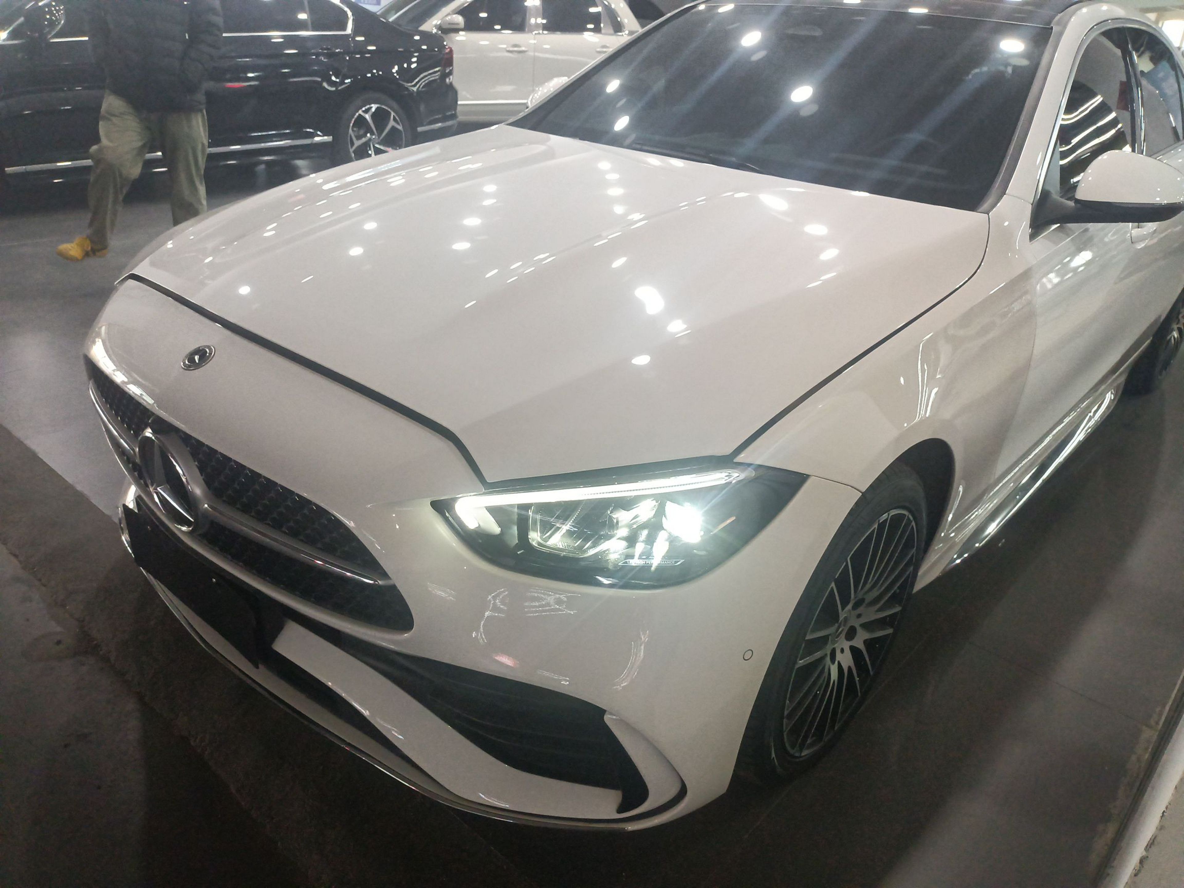Под передней частью автомобиля