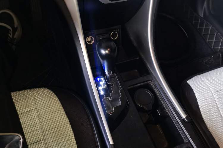 Used Hyundai Sonata 2011 2.0L Automatic Fashion Edition Gear Lever