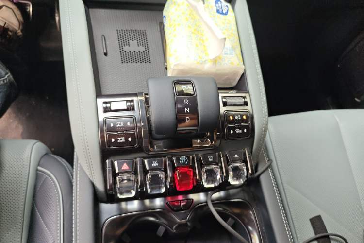 Used Formula Leopard 5 2023 Navigator Edition Gear Lever