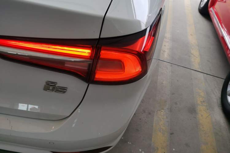 Used Roewe i5 2020 1.5L Automatic 4G Connect Luxury Flagship Edition Right Rear Taillight