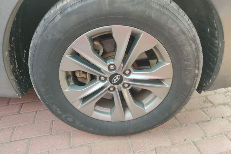 Used Hyundai Santa Fe 2015 2.4L Automatic Two-Wheel Drive Smart Version 5 Seats