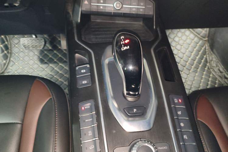 Used Wey VV5 2021 1.5T Two-Wheel Drive Color Pioneer Gear Lever