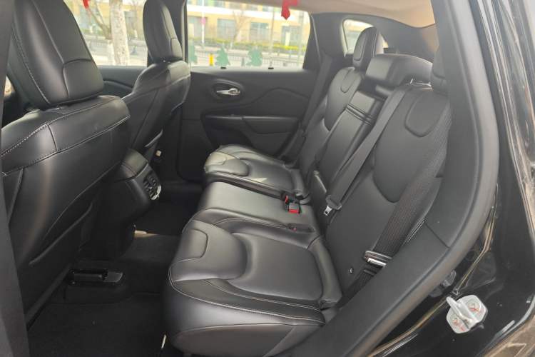 Used Jeep Cherokee 2016 2.0L Superior Edition
