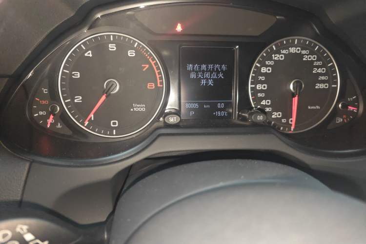 Used Audi Q5 2017 Plus 40 TFSI Technology Model Odometer Close Up