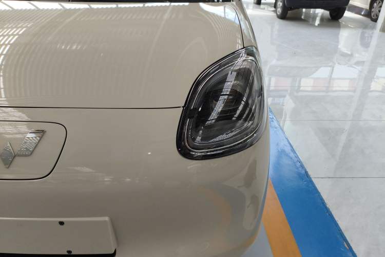 Used Wuling Hongguang MINIEV 2025 Four-Door Version Advanced Edition Left Front Headlight