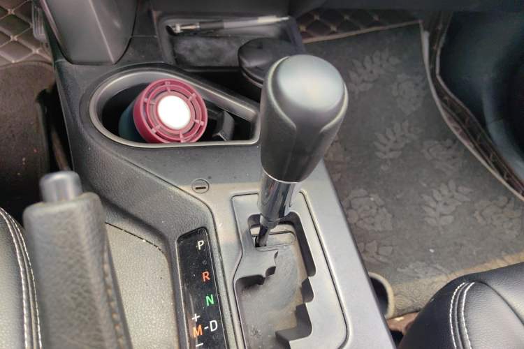 Used Toyota RAV4 2019 2.0L CVT Two-Wheel Drive Fashion X Limited Edition China VI Standard Gear Lever