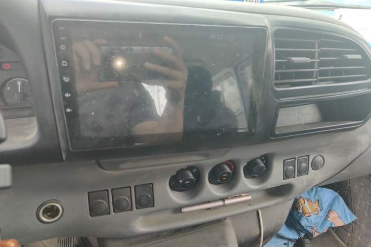 Used JMC Transit 2019 2.8T Commercial Version Long Wheelbase Mid-Roof 6-Seater Rear Single Tire China VI Emission Standard – JX493 Audio And AC Panel