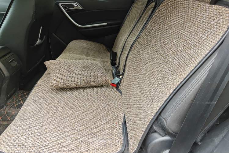 Used JMC Yusheng S350 2013 2.4T Automatic 4x4 Diesel Ultra-Luxury 5-Seater Left Rear Seat