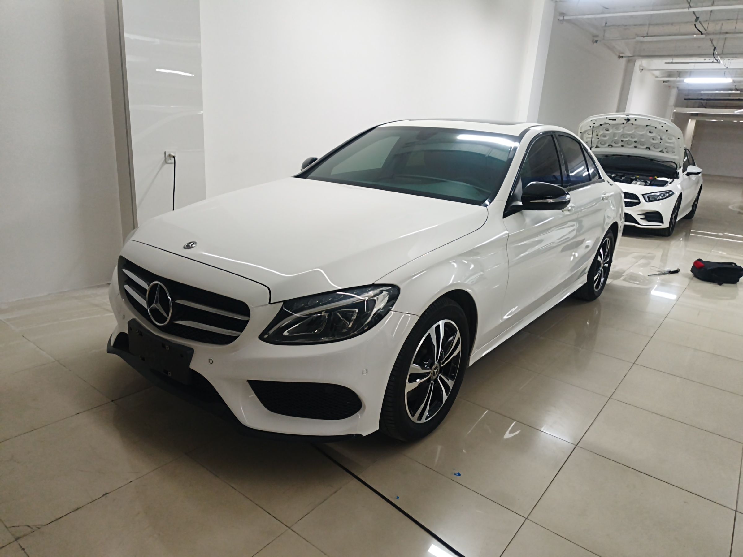 تحت مقدمة السيارة