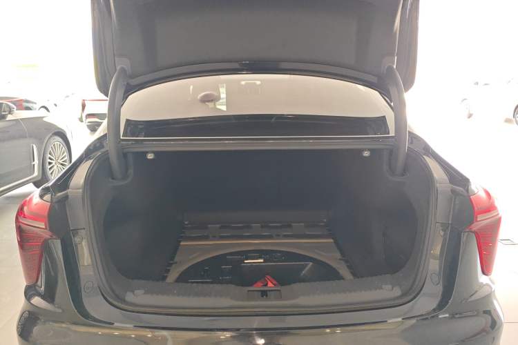 Used Hongqi H5 2024 1.5T DCT Smart Connect Flagship Edition Trunk