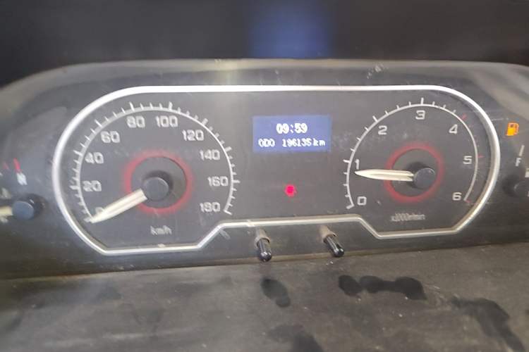 Used SAIC MAXUS Xintu V80  Odometer Close Up