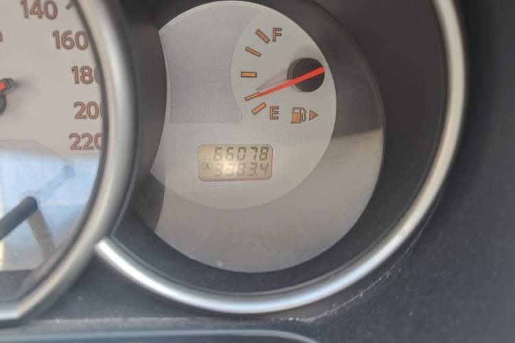 Used Nissan Livina 2010 Jingrui Edition 1.6L Manual Standard Model Odometer Close Up