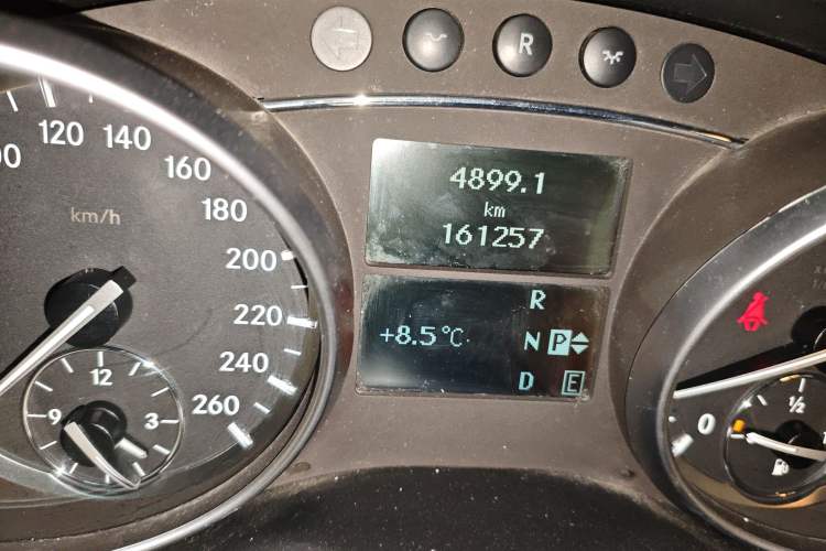 Used Mercedes-Benz R-Class 2014 R 400 4MATIC Business Model Odometer Close Up