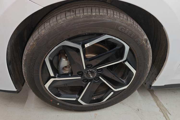 Used BYD Seal 06 New Energy 2024 DM-i 120KM Flagship Model Left Front Wheel Hub