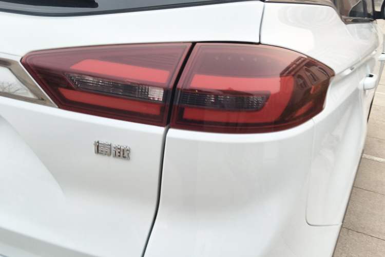 Used Geely Auto Emgrand X7 Sport 2018 1.8TD Automatic Two-Wheel Drive Smart Connect 4G Internet Edition
