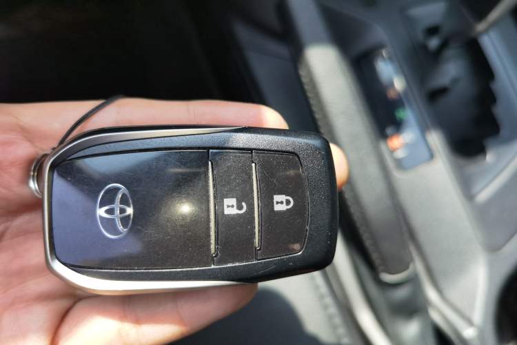 Used Toyota RAV4 2019 2.0L CVT Two-Wheel Drive Luxury Version China VI Standard Vehicle Key