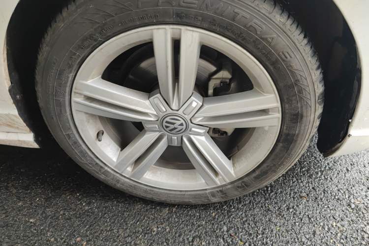 Used Volkswagen Lamando 2017 280TSI Manual Comfort Edition Right Front Wheel Hub