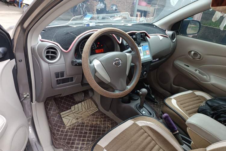 Used Nissan Sunny 2015 1.5XE CVT Comfort Edition Center Console